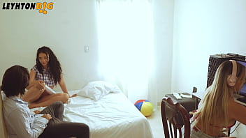 Me pillan siendole infiel a mi esposa tetona con una morena culona que me hace acabar a sentones