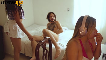 Me pillan siendole infiel a mi esposa tetona con una morena culona que me hace acabar a sentones