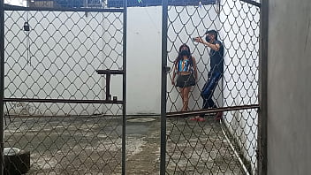 Mi vecino de 20 a&ntilde;os me desea enamorar en el patio de la casa para llevarme a la cama a tener sexo