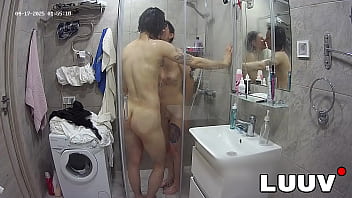 Luuv tattooed alice joins her boyfriend in the shower the webcam is on