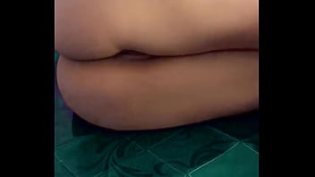 Gostosa faz xixi enquanto tenta piscar o cozinho Gostosa faz xixi enquanto tenta piscar o cozinho