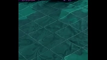 Gostosa faz xixi enquanto tenta piscar o cozinho