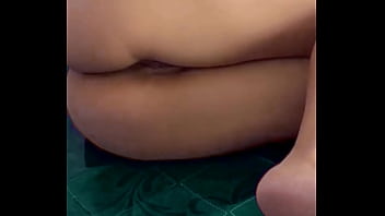 Gostosa faz xixi enquanto tenta piscar o cozinho