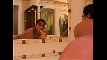 Play in my pussy in the bathtube