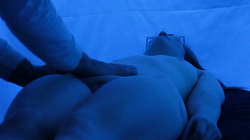 Thick naked teen gets massage under black light