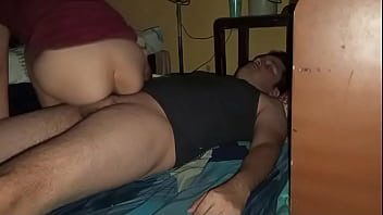 Estaba nervioso de ser follado por mi hermanastra pero le presté mi verga para que cabalgara un rato