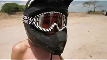 Duas gatas fazendo motocross nuas