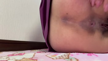 男性を揉みほぐす整体師。男性のゴツゴツした身体を触っていたらムラムラしてオナニーしちゃいました