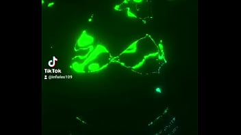 La mujer quiere seguidores para su página