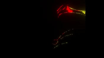 La mujer quiere seguidores para su página