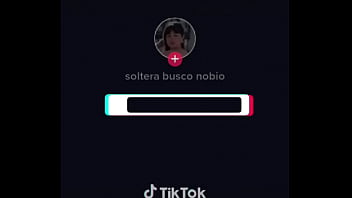 La mujer quiere seguidores para su página