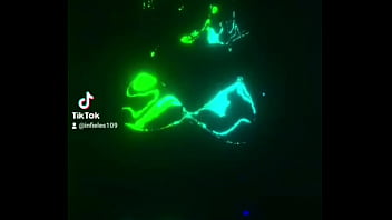 La mujer quiere seguidores para su página