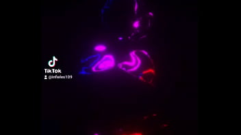 La mujer quiere seguidores para su página