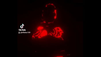 La mujer quiere seguidores para su página