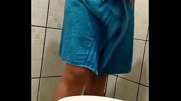 Filmaram escondido a minha vizinha e eu achei ela saindo do banho Filmaram escondido a minha vizinha e eu achei ela saindo do banho