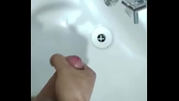 Novinho Tatuado Batendo Uma E Gozando Na Pia Do thumbnail