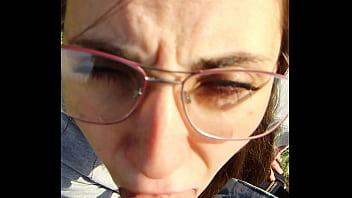 Vertical outdoor blowjob sex & creampie