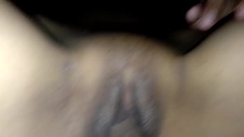 แหย่ควยเข้ารูหีแล้วทำให้น้ำแตกหีแฉะ