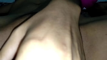 แหย่ควยเข้ารูหีแล้วทำให้น้ำแตกหีแฉะ