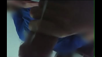 Novinho pauzudo goza espirrando muita porra com tesão