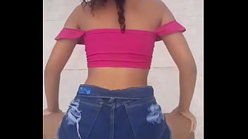 Novinha dançando