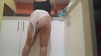 Ohhh la rica y caliente y culona hijastra limpiando la cocina para el padrastro sin embargo antes que la folle se da una rica masturbada