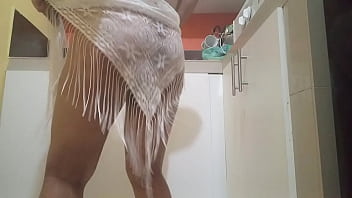 Ohhh la rica y caliente y culona hijastra limpiando la cocina para el padrastro sin embargo antes que la folle se da una rica masturbada