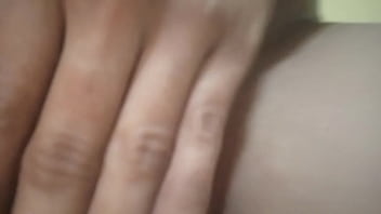 Ohhh la rica y caliente y culona hijastra limpiando la cocina para el padrastro sin embargo antes que la folle se da una rica masturbada