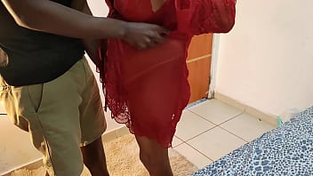 Entregador fode coroa safada