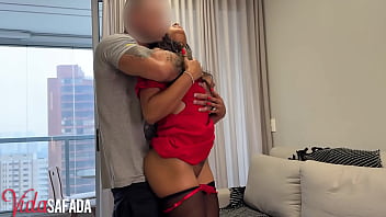 Tivemos mais um encontro quente com nosso amigo personal safado já chegou de pau duro cheio de tesão e dessa vez nem esperou a ju tirar a roupa e já meteu o pau nela no pelo de roupa e tudo