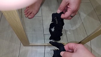 Voglio sborrarti in bocca e leccarti ovunque sborrata e gemiti con dialoghi sporchi trova le mutandine della sorella che odorano di figa