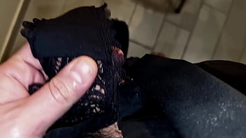 Voglio sborrarti in bocca e leccarti ovunque sborrata e gemiti con dialoghi sporchi trova le mutandine della sorella che odorano di figa