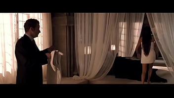 Angelina jolie in lara croft tomb raider