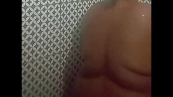 Crente safada dos peitos enormes no banho