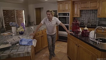 Nickey hunstman apareandose con su compañero luego de salir