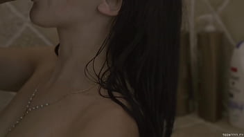 Nickey hunstman apareandose con su compañero luego de salir