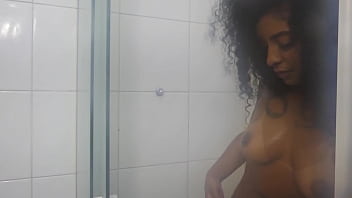 A sedução no banho de ariella ferraz