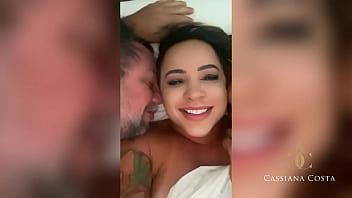 Arrombaram minha buceta com esse pau enorme me fudendo