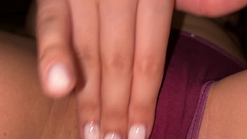 Мастурбация крупным планом волосатой киски