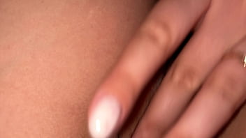 Мастурбация крупным планом волосатой киски