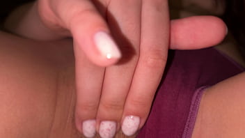 Мастурбация крупным планом волосатой киски