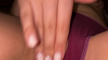 Мастурбация крупным планом волосатой киски