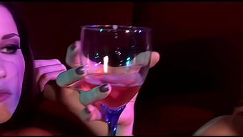 Amber michaels teaches rilee marks how to eat pussy