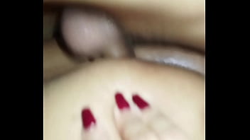 Jovem casal filma porno amador em banheiro de hotel