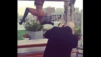 Posando con tremendo culo para las fotos