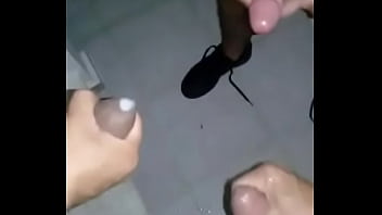 Puñeta entre camaradas y corrida sabrosa de uno de ellos