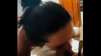 Morena chupou o pau duro do moreno até gozar na boca dela