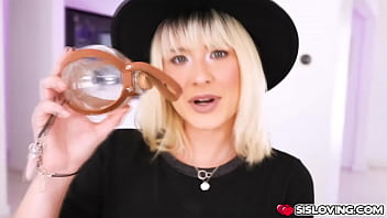 Jerking off while stepsis shows me her pussy