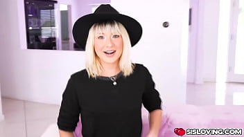 Jerking off while stepsis shows me her pussy