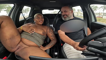 Salvador ba adriele chocolate encontrada na beira da praia recebe o convite para entrar na carona